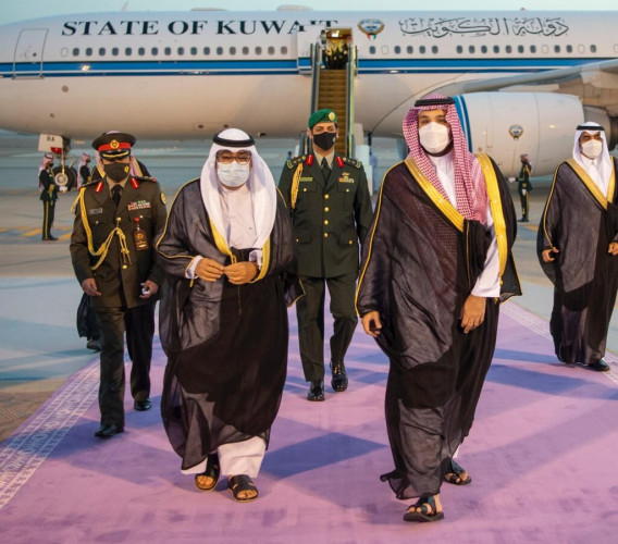 سمو ولي العهد يستقبل سمو ولي العهد بدولة الكويت لدى وصوله الرياض