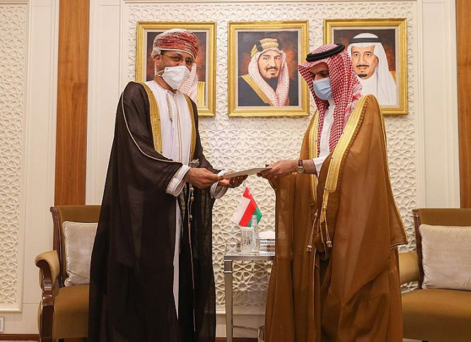 خادم الحرمين الشريفين يتلقى رسالة خطية من سلطان عُمان