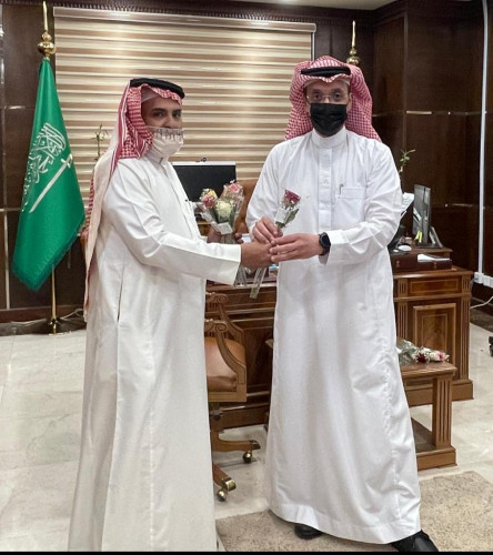 فريق “نسعدهم التطوعي” يوزع ورود لمنسوبي جامعة الحدود الشمالية