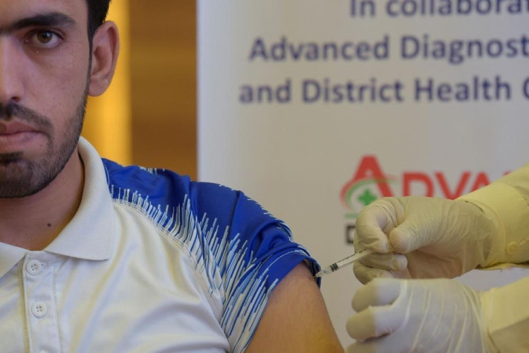 محتالون يدعون قدرتهم على تغيير الحالة في “توكلنا” إلى “محصن” دون أخذ اللقاح