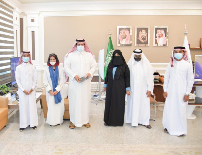 وكيل إمارة منطقة جازان يستقبل محاربة السرطان ويتسلم كتاب عن مراحل علاجه..