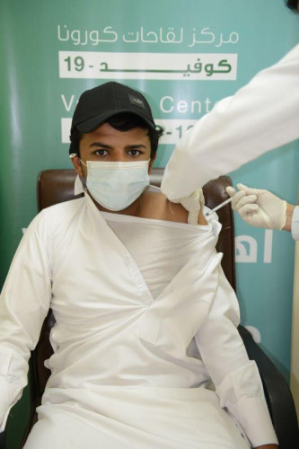 مركز لقاحات ⁧‫كورونا‬⁩ كوفيد 19 يواصل استقبال طلاب وطالبات ⁧‫تعليم العلا
