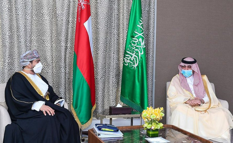 وزير التجارة يلتقي بوزير التجارة والصناعة وترويج الاستثمار العُماني