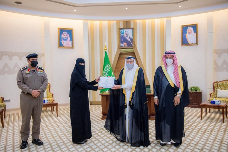 أمير القصيم يكرّم المواطنة الهنوف الشقيق تقديرا لاستشعارها مسؤوليتها الوطنية