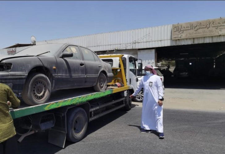 بلدية القطيف بالتعاون مع الشرطة والمرور تطلق حملة ” تسحب ” لسحب السيارات التالفة والمهملة