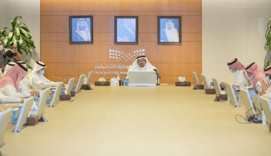 وزير التعليم يعقد اجتماعاً برؤساء الجامعات ويطلع على استعدادات العام الجامعي الجديد