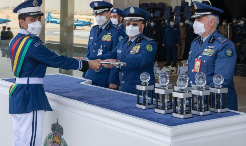 نيابة عن سمو ولي العهد.. رئيس هيئة الأركان العامة يرعى حفل تخريج الدفعة(100)من طلبة كلية الملك فيصل الجوية