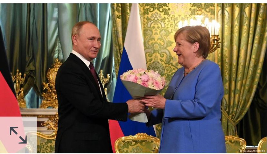 ميركل تشدد على مواصلة الحوار مع موسكو