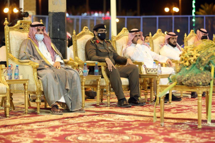 محافظ وادي الدواسر يُدشن مهرجان التمور 