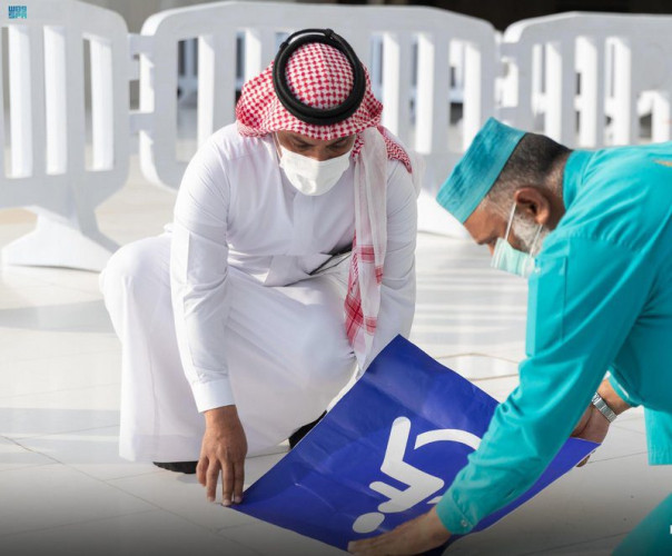 البدء بالمرحلة الأولى من وضع مسارات لذوي الإعاقة الحركية في بعض مداخل الحرم