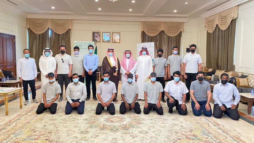 المسعود يُسلم جائزة الفائزين بمسابقة محافظ المؤسسة العامة للتدريب التقني بوادي الدواسر  