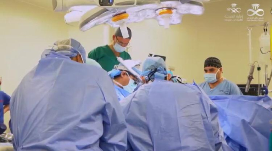 نجاح عملية تبديل الصمام الميترالي بالمناظير لمريض دون الحاجة لفتح الصدر في مركز القلب بحائل