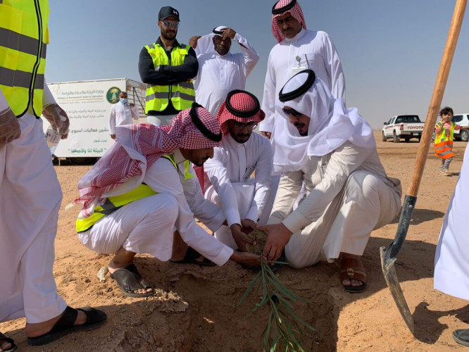 مكتب وزارة البيئة بمحافظة حفرالباطن يطلق حملة “لنجعلها خضراء”