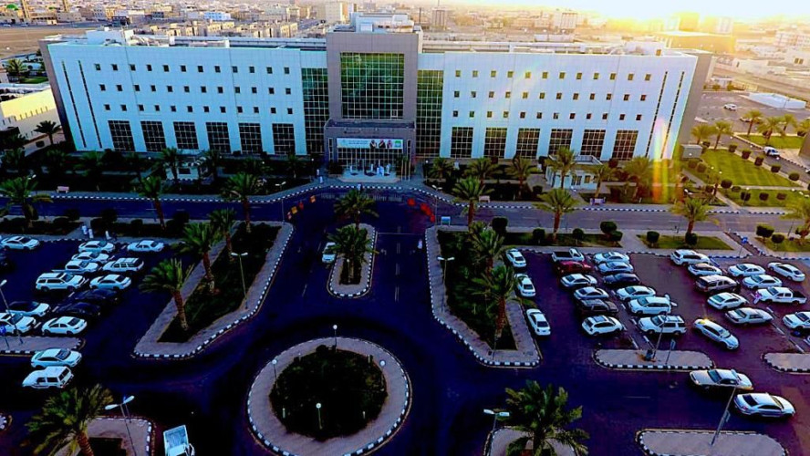 مستشفى الملك فهد التخصصي بتبوك يُنهي معاناة مريضة من انسداد مزمن بالقولون