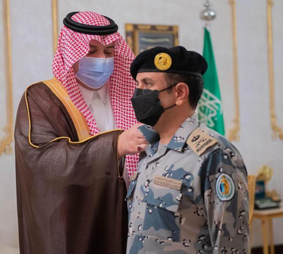 أمير الحدود الشمالية يقلد مساعد قائد حرس الحدود بالمنطقة رتبته الجديدة