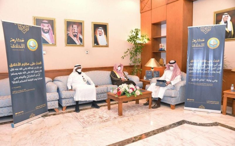 محافظ القطيف يطلع على فعالية حملة مكارم الأخلاق