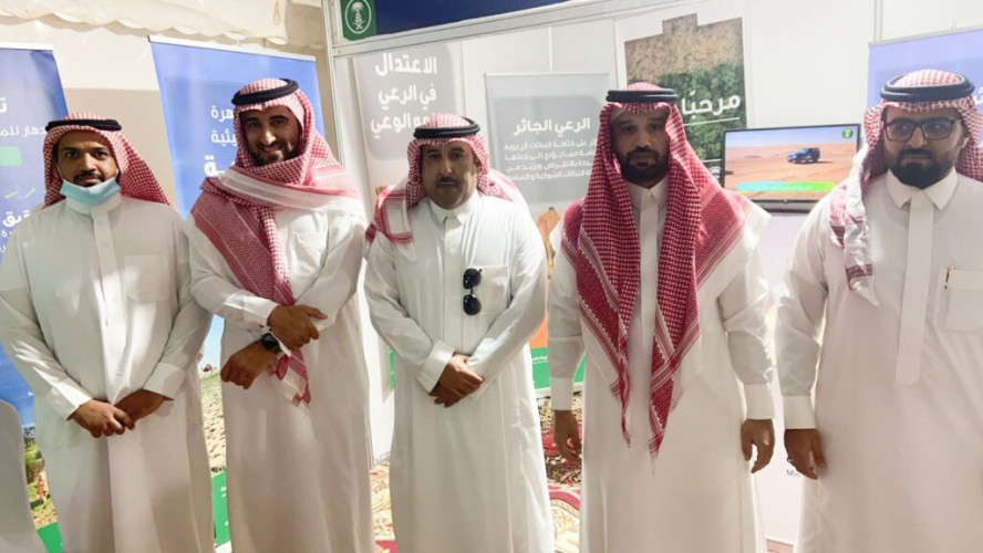 المهندس مبارك العريدي يزور جناح مكتب الزراعة  المشارك في مزاد الابل حفرالباطن