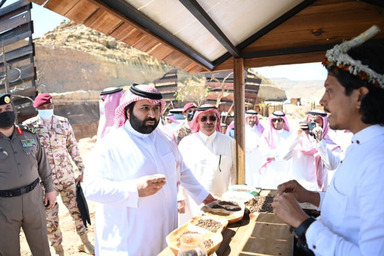 أمير جازان بالنيابة يتفقد مطل القمة بجبل القهر ويلتقي مشايخ وأهالي محافظة الريث