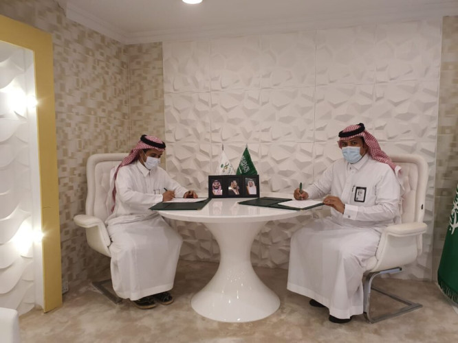 د.الشهراني يوقع اتفاقية شراكة مجتمعية