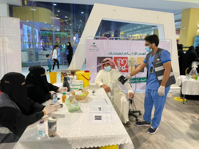 صحة حفر الباطن تقيم أركان توعوية “اعرف أرقامك “و”التطعيم ضد الإنفلونزا الموسمية” في المجمعات التجارية