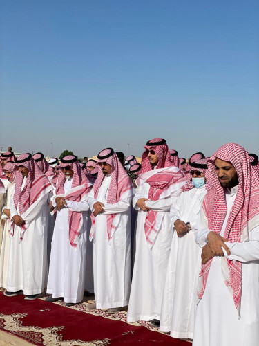 نائب أمير الشرقية يؤدي صلاة الميت على خالد بن حثلين