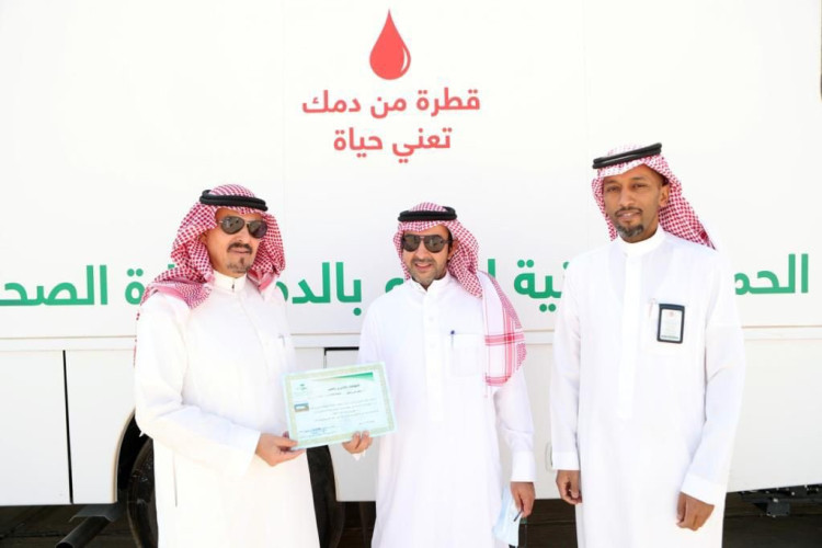 شاب بوادي الدواسر في الثلاثينات من عمره يتبرع بالدم عشر مرات