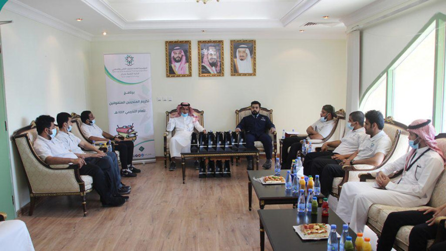 تقنية نجران تكرّم متدربيها الحاصلين على مكافأة التفوق العلمي