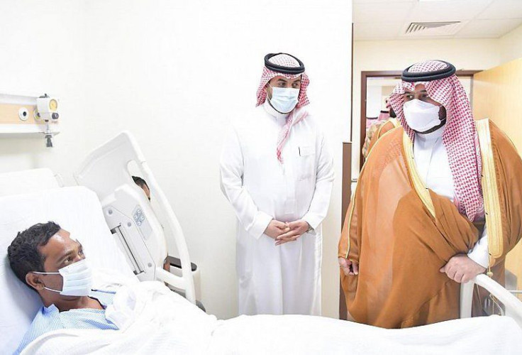 “الأمير محمد بن عبدالعزيز” يطمئن على المصابين من جراء سقوط مقذوف عسكري معاد بصامطة