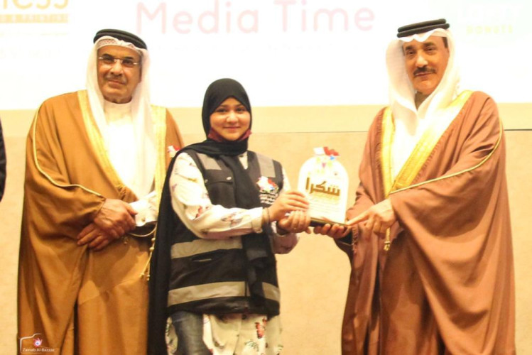 وزير العمل والتنمية الاجتماعية بالبحرين يكرم “مريان الصالح” قائدة فريق في التطوعي