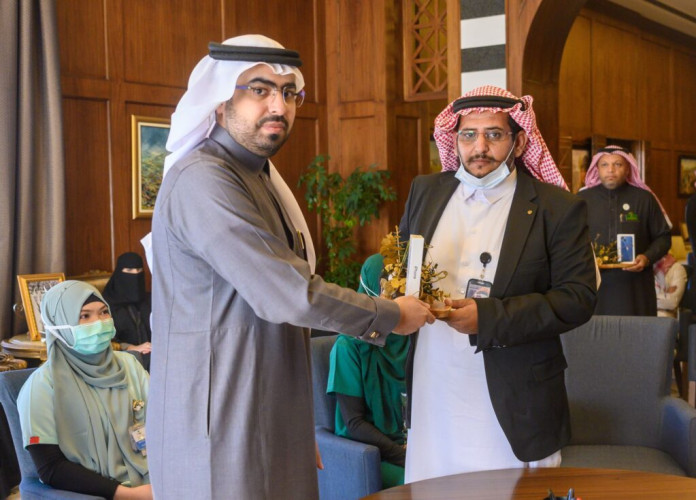 أمير عسير يوجه بتكريم فريق طبي