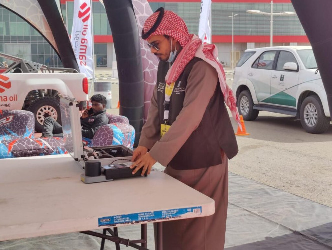 “التجارة” تتحقق من سلامة مضخات الوقود وضمان جودة محروقات المشاركين في رالي حائل