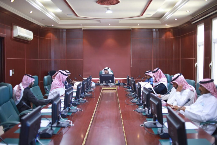 الويمني يناقش مقترحات تحويل أسواق الخضار والفواكه بأبها لأسواق نموذجية ويلتقي جمعية “تهلل” الزراعية