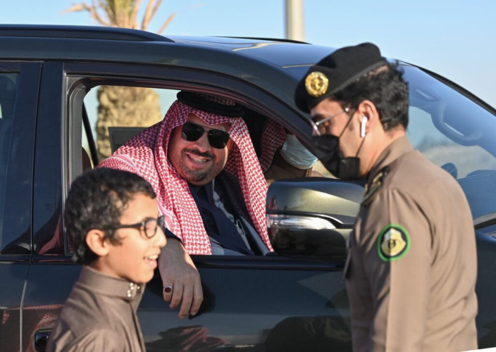 أمير الحدود الشمالية يتفقد أحياء ومستشفى محافظة طريف