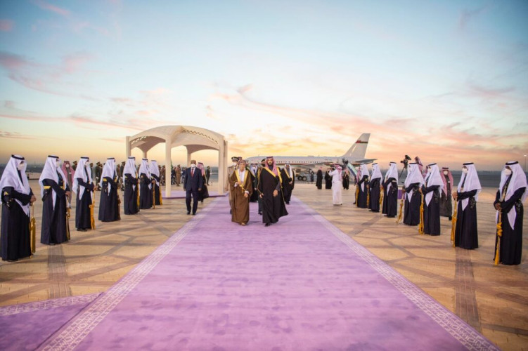 ولي العهد في مقدمة مستقبلي وفد عمان في مطار الرياض