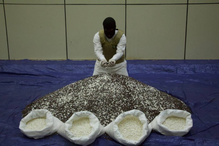 مكافحة المخدرات تحبط محاولة تهريب(1,070,000)قرص إمفيتامين مخدر