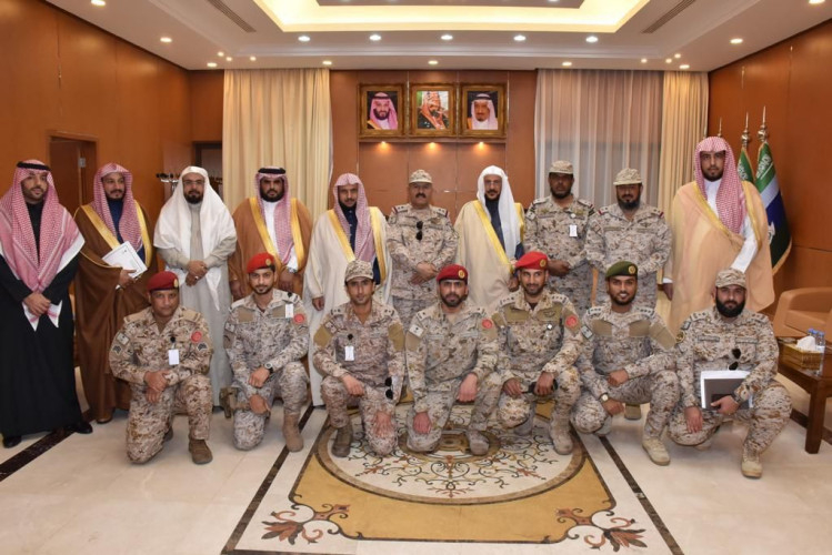 وزير الشؤون الإسلامية يلتقي بقائد المنطقة الجنوبية اللواء العمري ويلقي كلمة لكافة قوات التحالف العربي عبر الاتصال اللاسلكي والمرئي