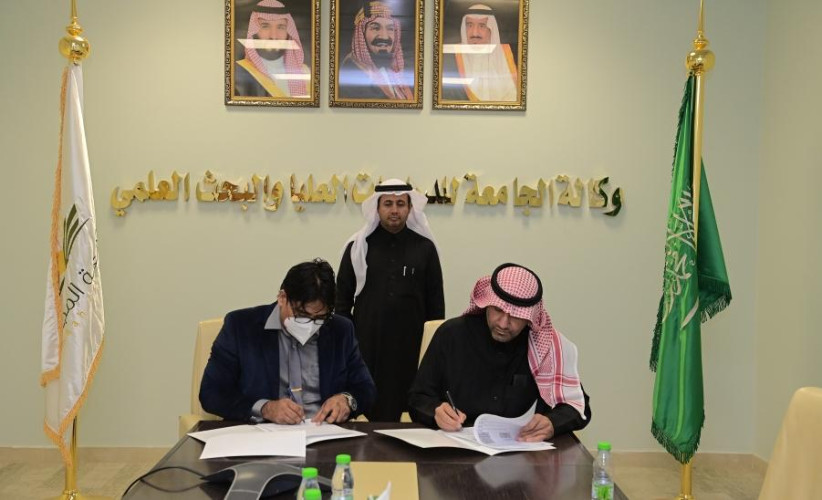 إدارة الكراسي البحثية بجامعة المجمعة توقع عدداً من العقود البحثية