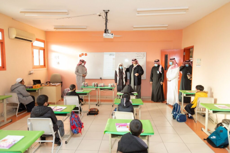 الأمير تركي بن طلال يتابع جاهزية مدارس التعليم الابتدائي ورياض الأطفال بعسير