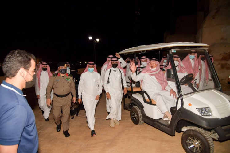 أمير منطقة جازان ونائبه يقفان على فعالية “مستكة” الشعبية وقلعة الدوسرية بوسط البلد