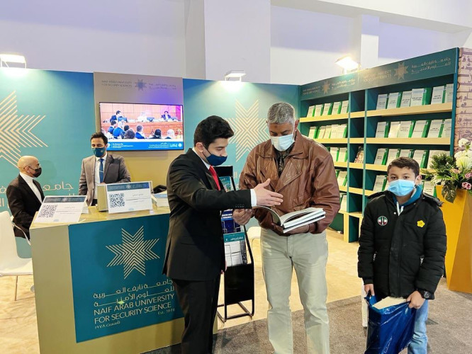 جامعة نايف العربية تعرض 130 إصداراً أمنياً جديداً بمعرض القاهرة للكتاب