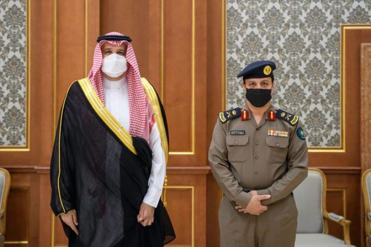 أمير المدينة المنورة يقلد مدير الدفاع المدني بالمنطقة رتبة “لواء”
