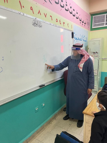 تعليم تبوك يوزع أكثر من 16 ألف قناع شفاف لمعلمي ومعلمات المنطقة