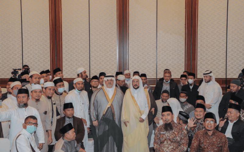 “آل الشيخ” يدشّن برامج خادم الحرمين للتفطير وتوزيع التمور والمصاحف في إندونيسيا