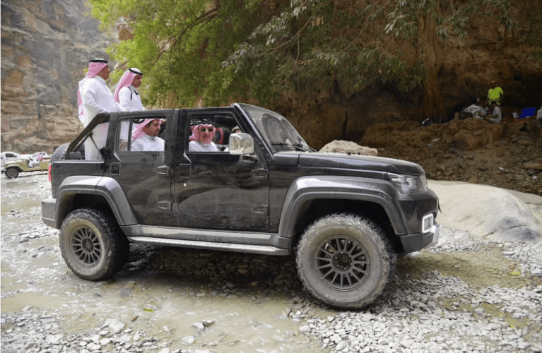 أمير جازان يتجول مع المتنزهين بـ”وادي لجب” ويطلق أول حديقة جيولوجية