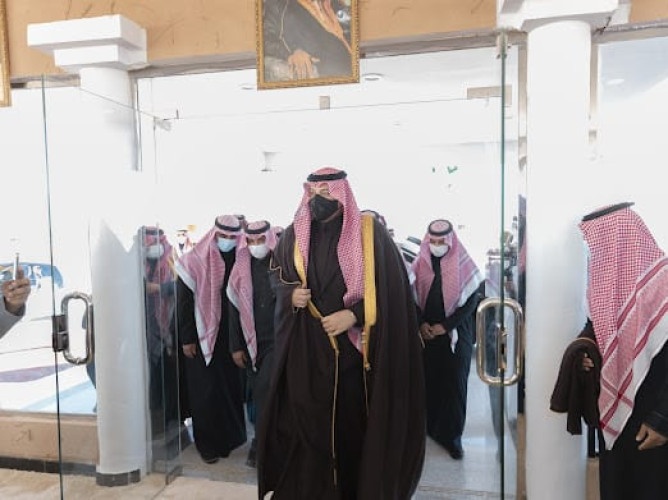 الأمير فيصل بن خالد بن سلطان يتفقد مهرجان الصقور بمحافظة طريف