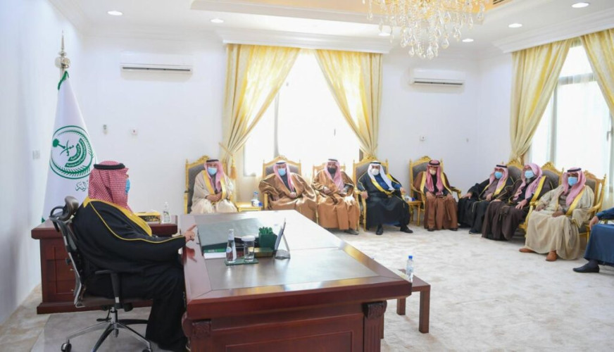 أمير الحدود الشمالية يستقبل أهالي محافظة طريف