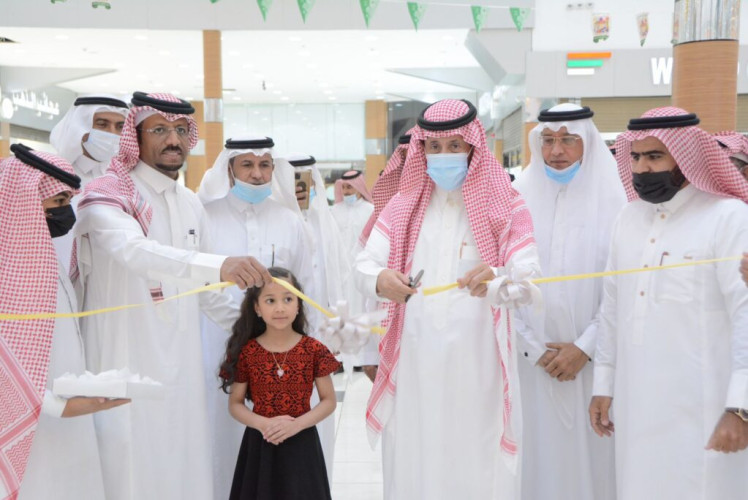 محافظ محايل يفتتح معرض عضو جسفت عسير “المشيخي”