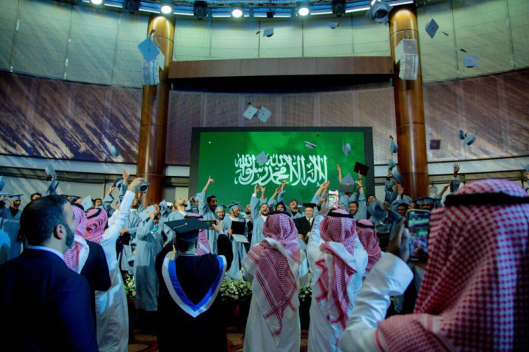 الكلية العالمية للسياحة والفندقة بالرياض تحتفل بتخريج 188 طالباً