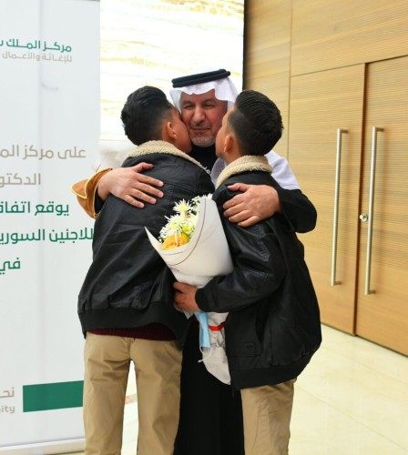 الدكتور الربيعة يلتقي التوأم السيامي الأردني محمد وأمجد بعد 12 عاما من فصلهما