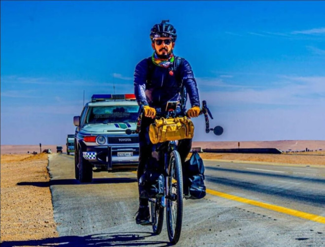 الرحالة السعودي ”الهزيمي” وصل المدينة المنورة بدراجته الهوائية